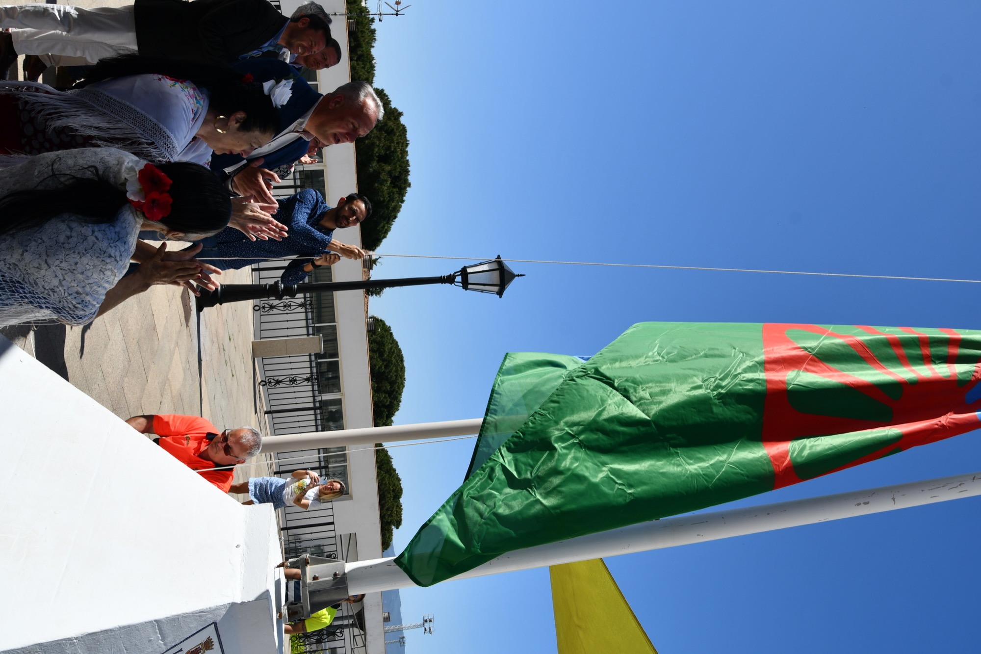 Lectura de manifiesto e izado de bandera para conmemorar el Día del Pueblo  Gitano